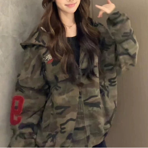 フード付きカモ柄パーカー